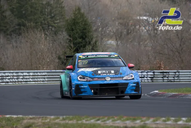 VW Golf GTI TCR Nr. 819 mit blau-türkiser Lackierung auf der Nordschleife des Nürburgrings während des Rennens.
