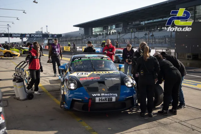 Porsche 911 GT3 Cup #146 von WS Racing wird in der Boxengasse des Nürburgrings vom Team betreut.