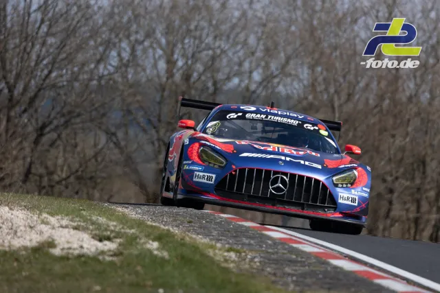 Mercedes-AMG GT3 mit Startnummer 3 in blau-roter BILSTEIN-Lackierung über eine Kuppe der Nordschleife beim NLS-Rennen am Nürburgring.