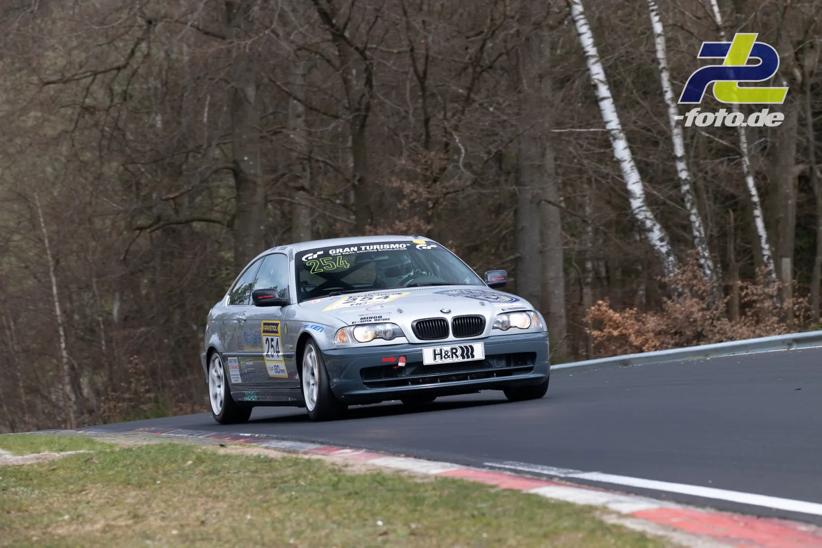 BMW 3er Coupé mit Startnummer 254 in einer Kurve auf der Nürburgring-Nordschleife im Renntrimm.