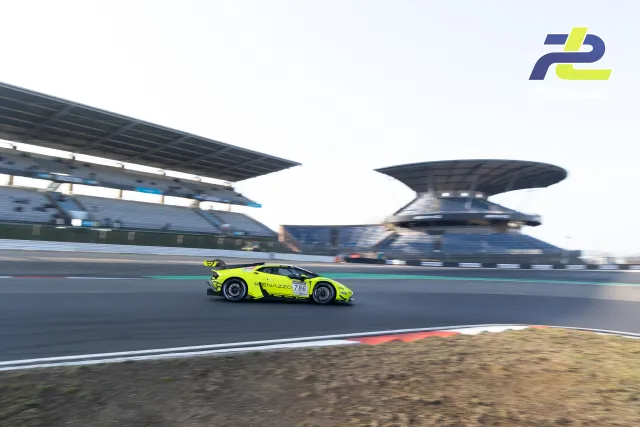 Neongelber Lamborghini mit Startnummer 786 auf der Zielgerade am Nürburgring während des Zeittrainings zur NLS.