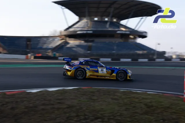 Mercedes-AMG GT3 #80 in blau-gelber Lackierung auf der Geraden vor der Haupttribüne des Nürburgrings während des Zeittrainings.