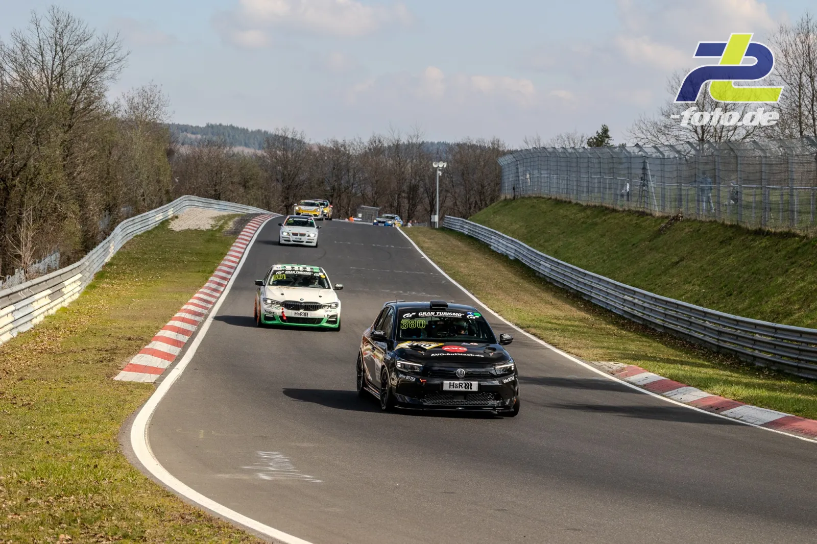 Mehrere Rennfahrzeuge in einer Kurve auf der Nordschleife des Nürburgrings während des 58. ADAC Barbarossapreises.