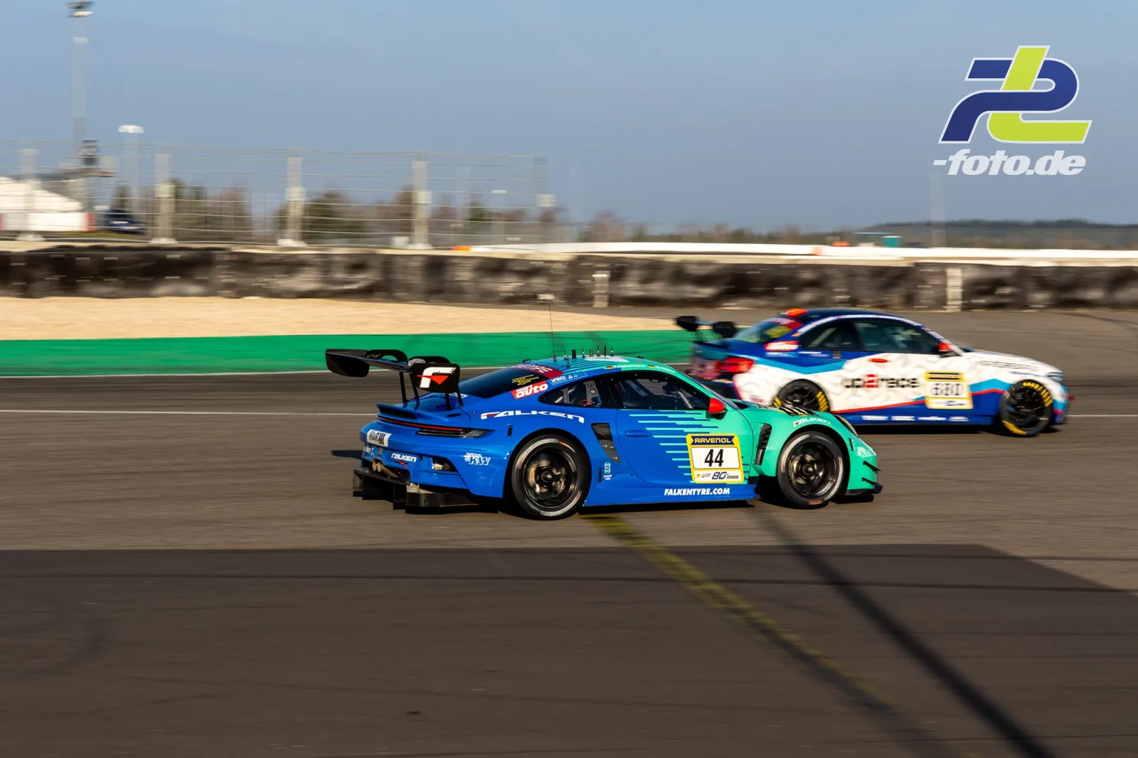 Drei GT-Rennwagen auf der Geraden beim Zeittraining am Nürburgring, angeführt von einem blauen Porsche mit Startnummer 44.