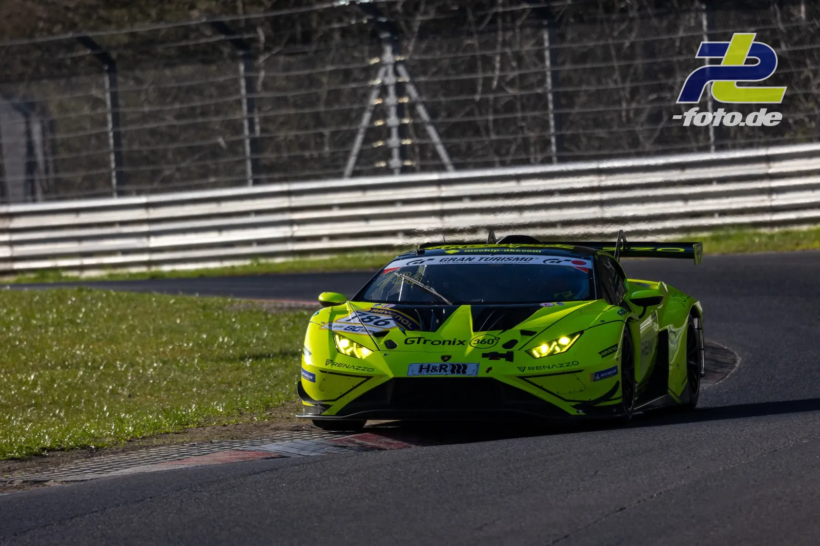 Neongrüner Lamborghini GT3 mit GiTronix- und H&R-Sponsoring in der Kurve auf der Nordschleife während des Zeittrainings.