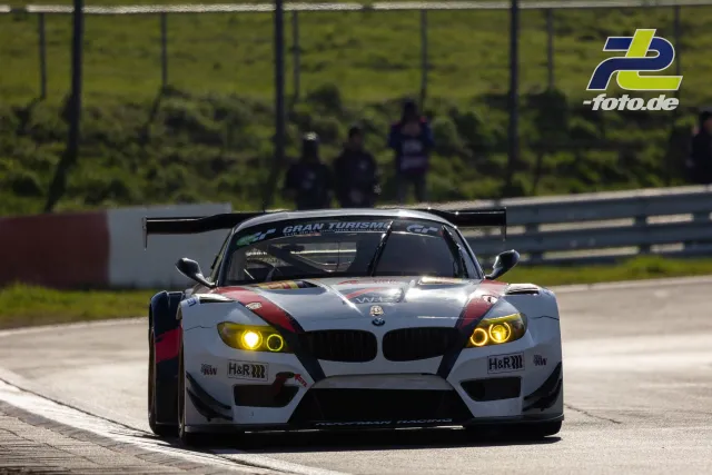 BMW Z4 GT3 mit weißer Grundlackierung und roten Akzenten im Zeittraining auf dem Nürburgring in der Frontansicht