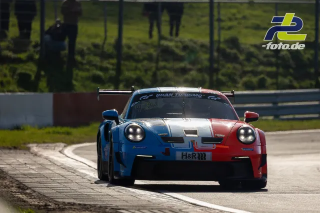 Porsche 911 GT3 R mit blau-weiß-roter Lackierung im Zeittraining auf dem Nürburgring.