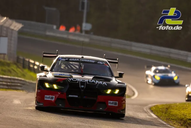 BMW M4 GT3 mit Yokohama-Lackierung im Zeittraining auf dem Nürburgring, gefolgt von weiteren GT3-Fahrzeugen.