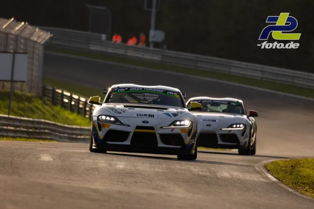 Zwei Toyota GR Supra GT4 im Zweikampf während des Zeittrainings auf dem Nürburgring