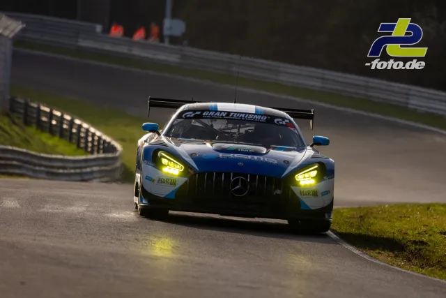 Mercedes-AMG GT3 mit weiß-blauer Lackierung und H&R-Sponsoring auf der Nordschleife während des Zeittrainings.
