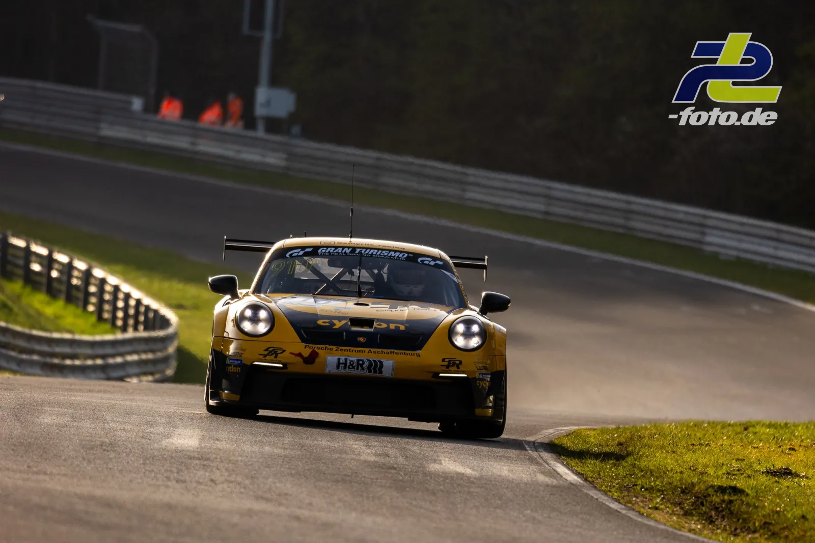 Gelb-schwarzer Porsche 911 GT3 Cup mit Scheinwerfern an in Kurve auf der Nordschleife während des Zeittrainings beim Adenauer ADAC Rundstrecken-Trophy