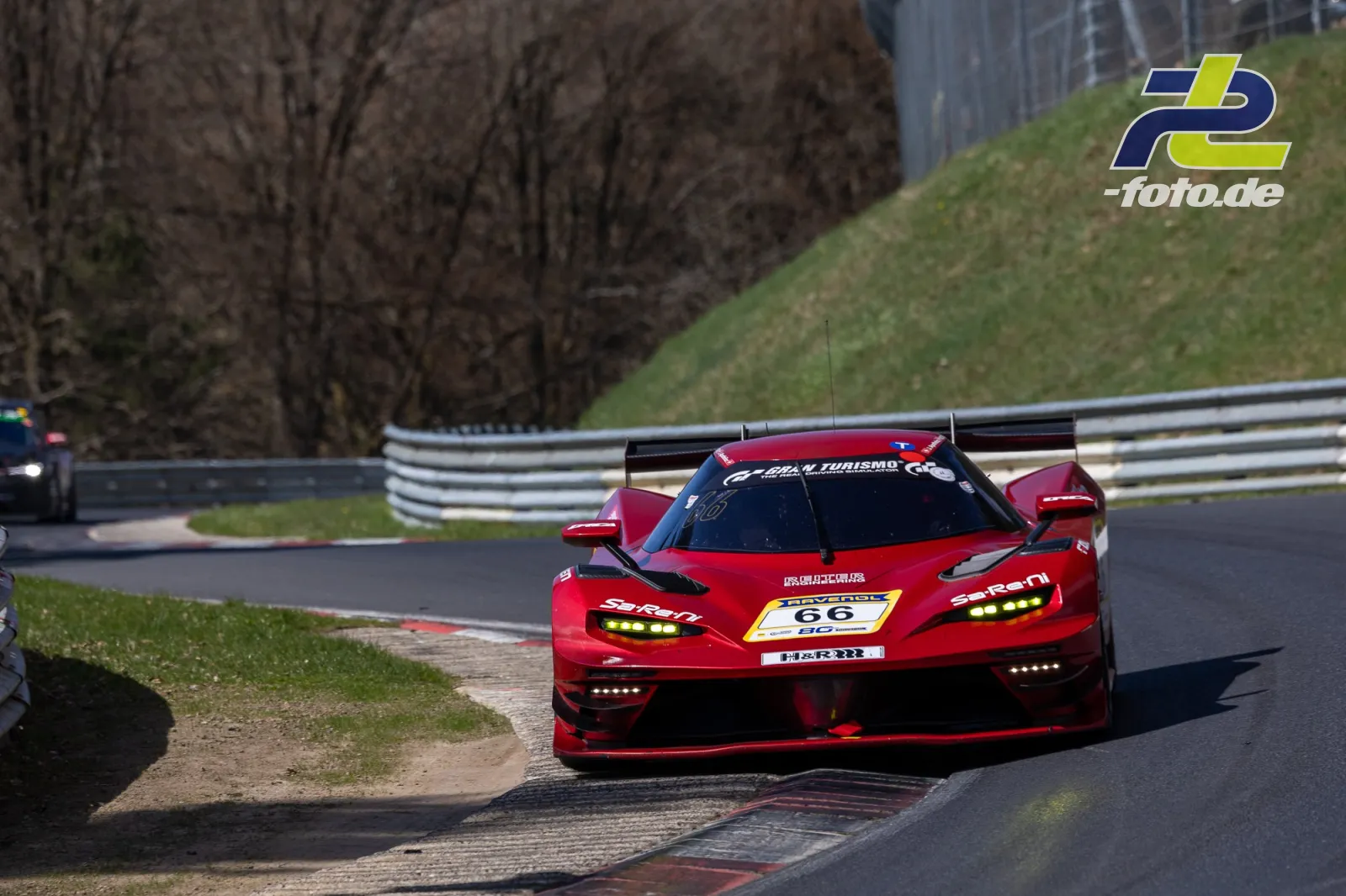 KTM X-BOW GTX mit Startnummer 66 in einer Kurve auf der Nürburgring-Nordschleife bei der NLS Rundstrecken-Trophy.