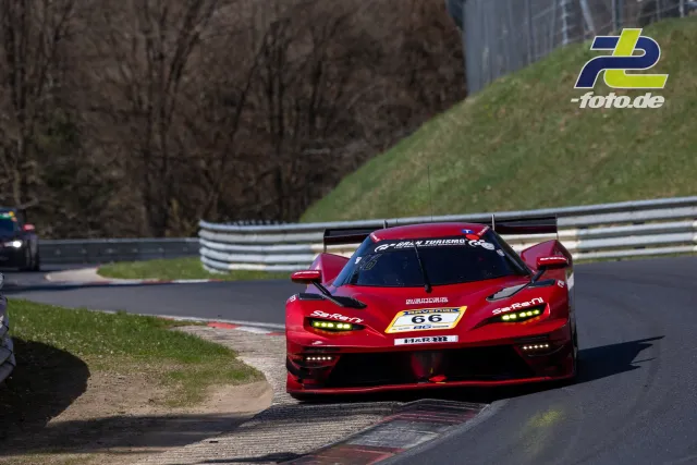 KTM X-BOW GTX mit Startnummer 66 in einer Kurve auf der Nürburgring-Nordschleife bei der NLS Rundstrecken-Trophy.