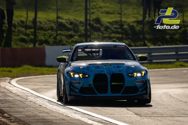 BMW M4 GT4 in türkisblauer Lackierung durchfährt eine Kurve beim Zeittraining auf dem Nürburgring