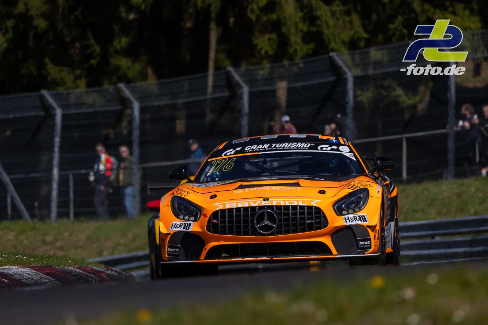 Oranger Mercedes-AMG GT3 mit Startnummer 176 in einer Kurve auf dem Nürburgring während des NLS-Rennens.