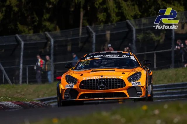 Oranger Mercedes-AMG GT3 mit Startnummer 176 in einer Kurve auf dem Nürburgring während des NLS-Rennens.