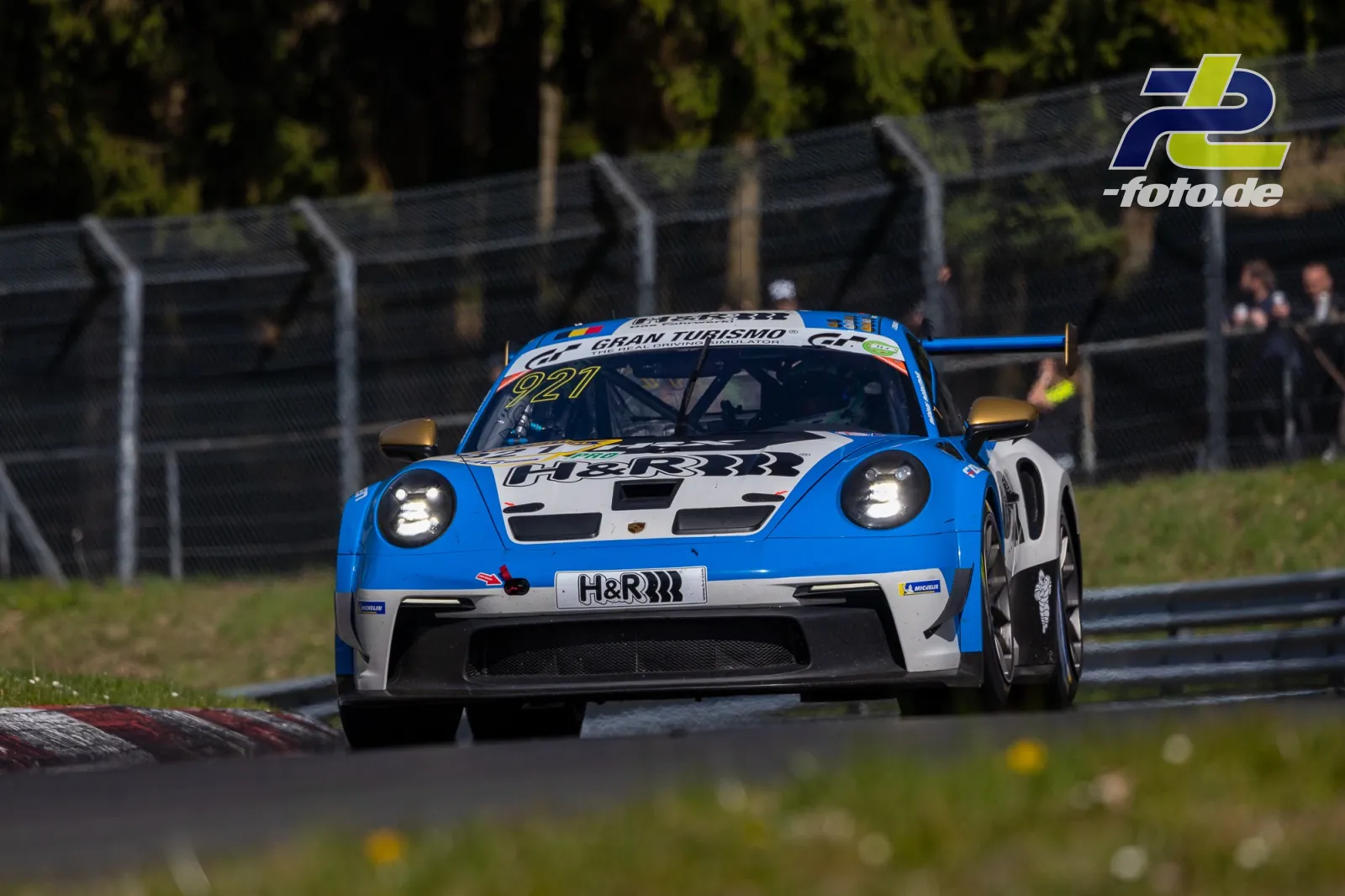 Porsche 992 GT3 Cup mit Startnummer 921 in Kurve auf der Nürburgring-Nordschleife während der Adenauer ADAC Rundstrecken-Trophy.