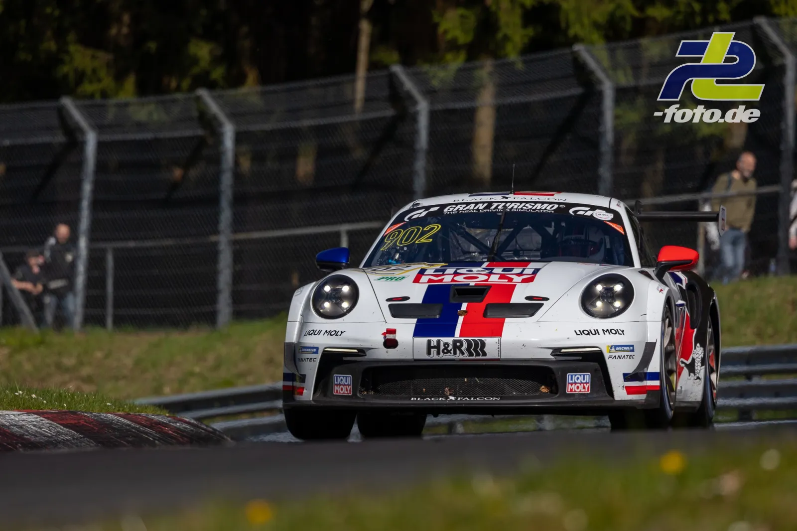 Porsche 911 GT3 Cup #902 mit Liqui Moly-Sponsoring frontal auf der Nordschleife bei der Adenauer ADAC Rundstrecken-Trophy