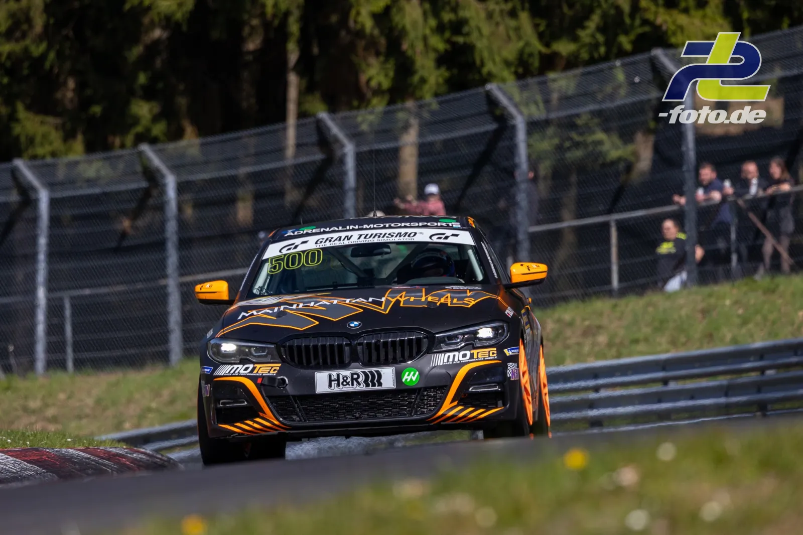 BMW M4 GT4 mit Startnummer 500 von Adrenalin Motorsports auf der Nordschleife während des Rennens