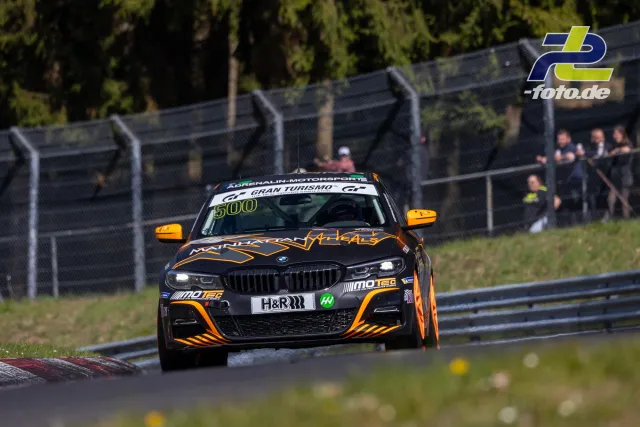BMW M4 GT4 mit Startnummer 500 von Adrenalin Motorsports auf der Nordschleife während des Rennens