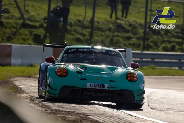 Türkisfarbener Porsche 911 GT3 mit Falken-Lackierung während des Zeittrainings auf dem Nürburgring in der Kurve.