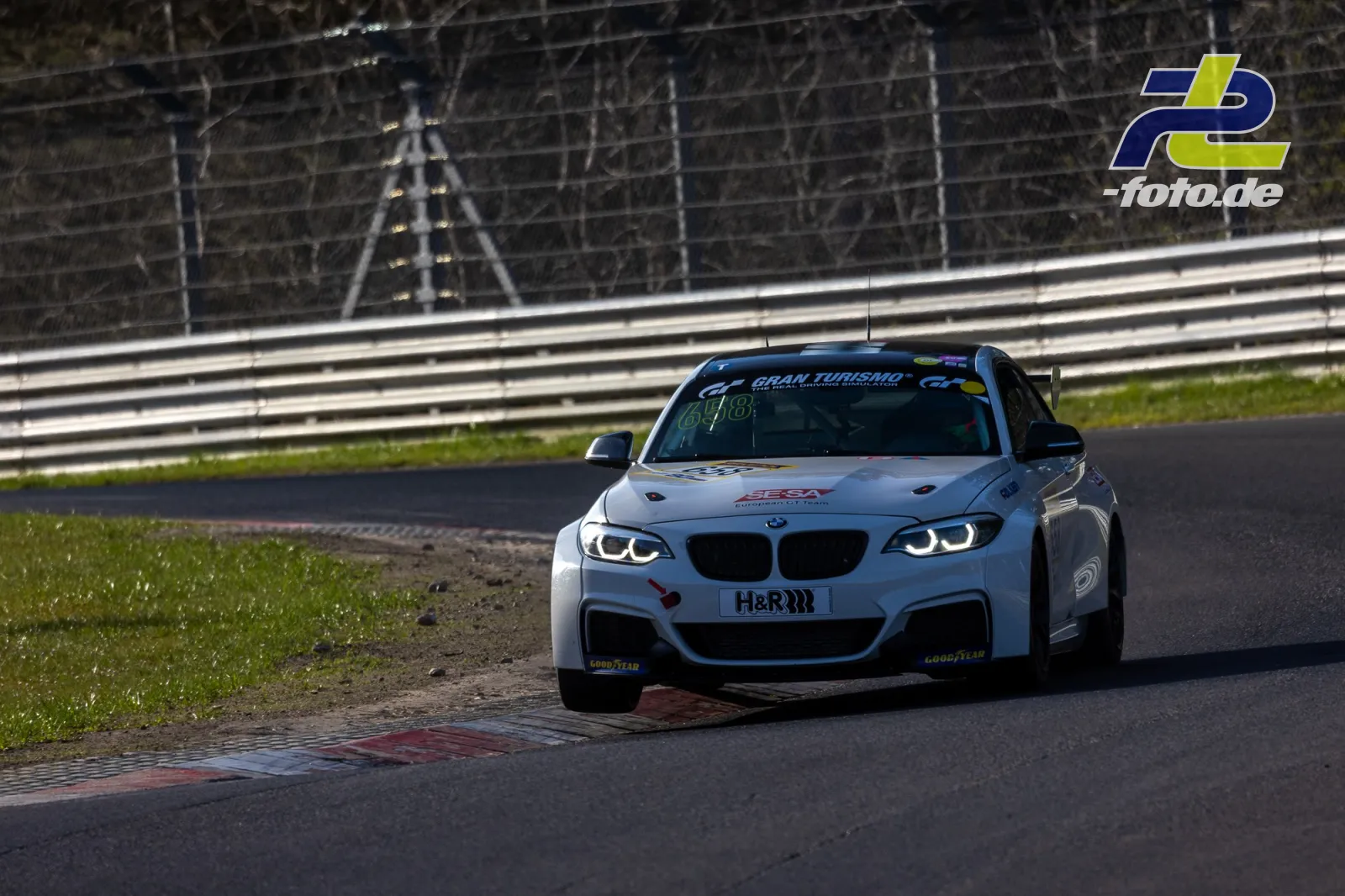 Weißer BMW M240i mit Startnummer 658 in einer Kurve auf der Nürburgring-Nordschleife beim NLS-Zeittraining.