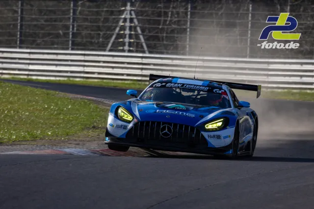 Blauer Mercedes-AMG GT3 mit H&R-Sponsoring im Zeittraining auf dem Nürburgring während der Adenauer ADAC Rundstrecken-Trophy.