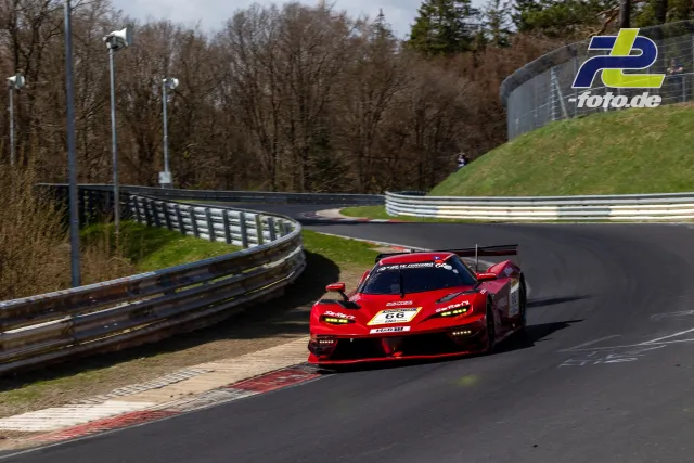 Roter KTM X-BOW GTX #66 in einer Kurve auf der Nürburgring-Nordschleife während der NLS.