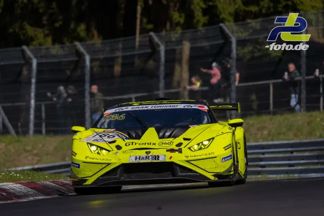 Neongelber Lamborghini Huracán GT3 EVO mit Startnummer 786 in der Kurve auf der Nordschleife des Nürburgrings beim NLS-Rennen.