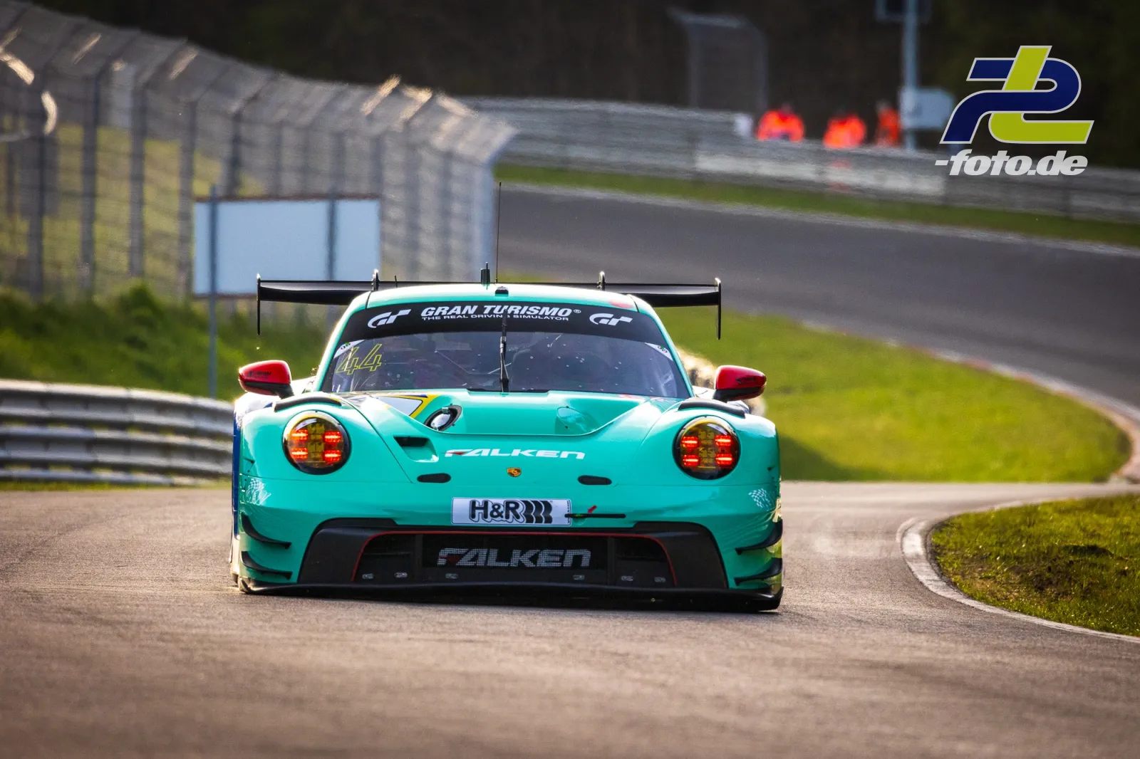 Türkiser Porsche 911 GT3 R #44 von Falken Motorsports in Frontalansicht auf der Nürburgring-Nordschleife beim Zeittraining der NLS.