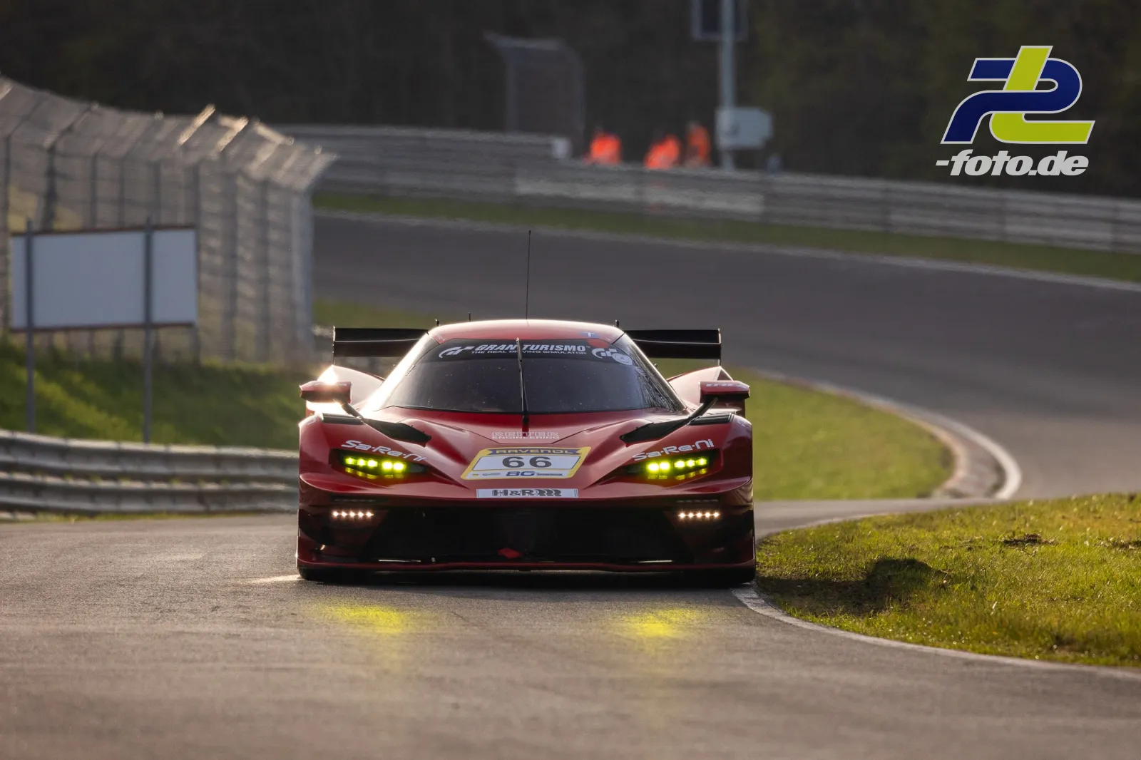 KTM X-BOW GTX mit Startnummer 66 in dunkelroter und weißer Lackierung in Frontalansicht während des Zeittrainings auf dem Nürburgring.