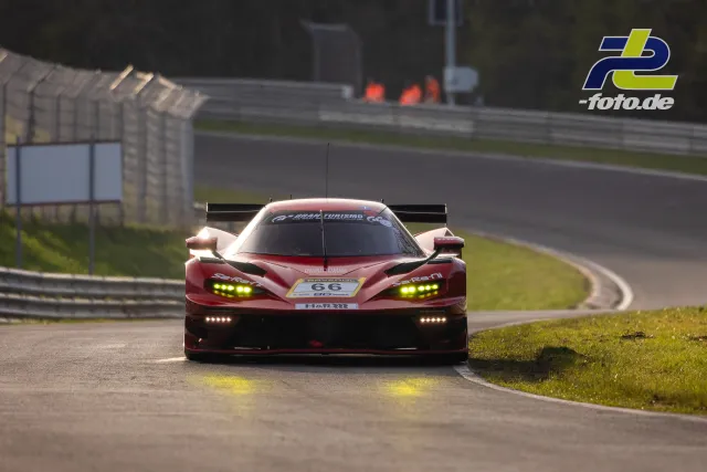 KTM X-BOW GTX mit Startnummer 66 in dunkelroter und weißer Lackierung in Frontalansicht während des Zeittrainings auf dem Nürburgring.