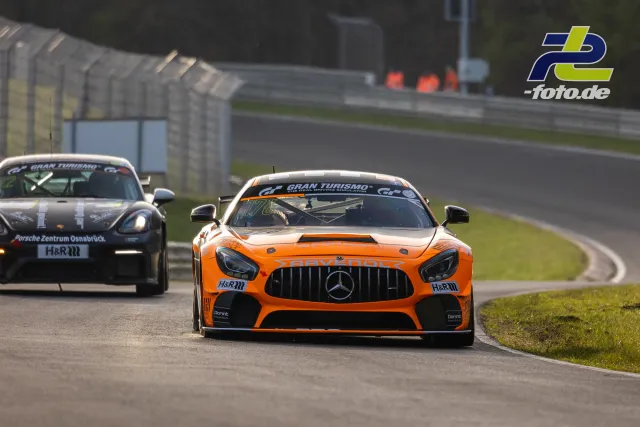 Mercedes-AMG GT3 in orange-schwarzer Lackierung vor Porsche auf der Nordschleife während des Zeittrainings beim NLS-Lauf 3.
