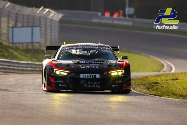 Audi R8 LMS GT3 in schwarz-rot-weißer Lackierung in einer Kurve auf dem Nürburgring während des Zeittrainings.