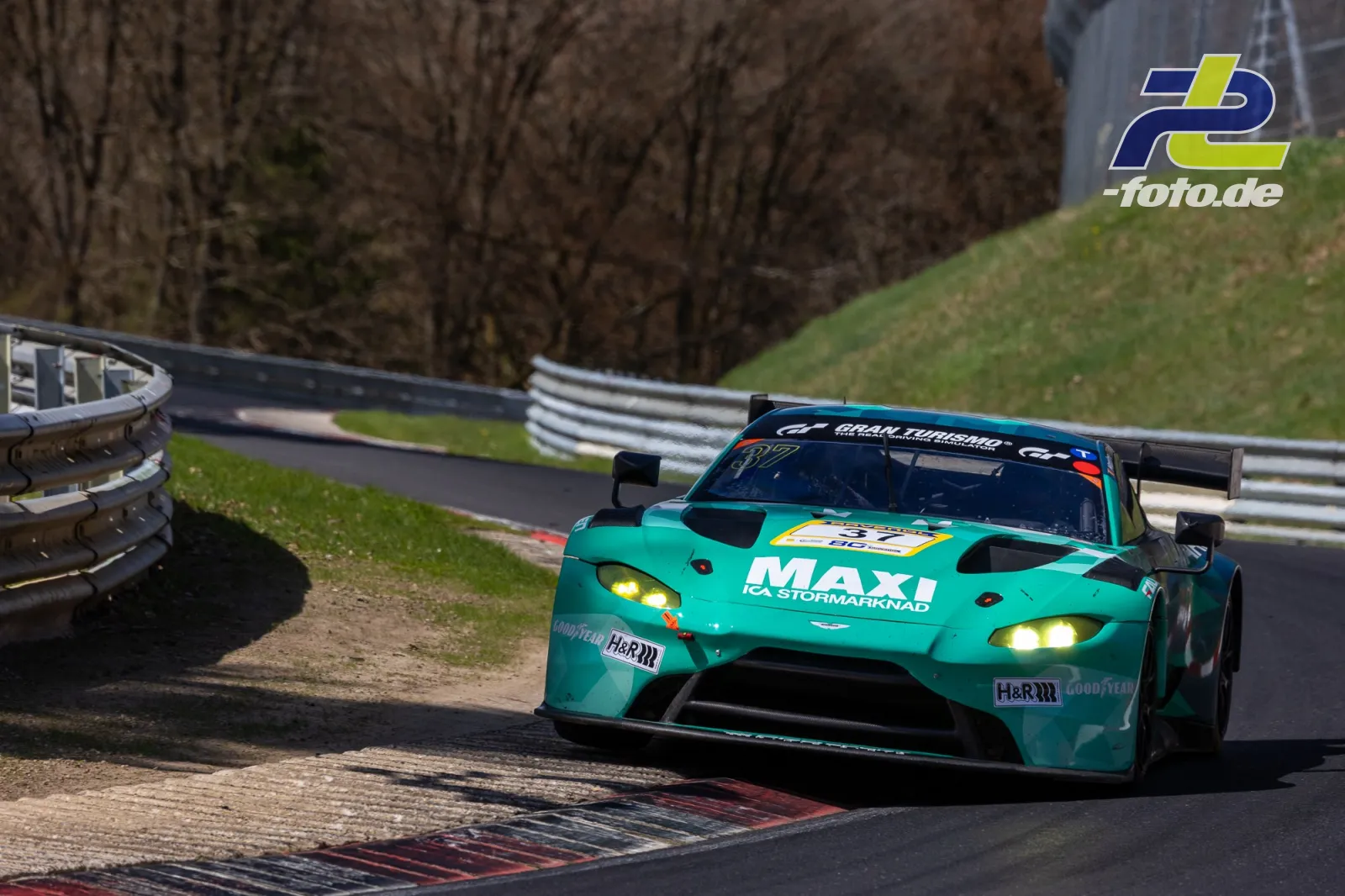 Türkiser Aston Martin Vantage GT3 #37 in der Kurve auf der Nordschleife beim NLS-Rennen am Nürburgring.