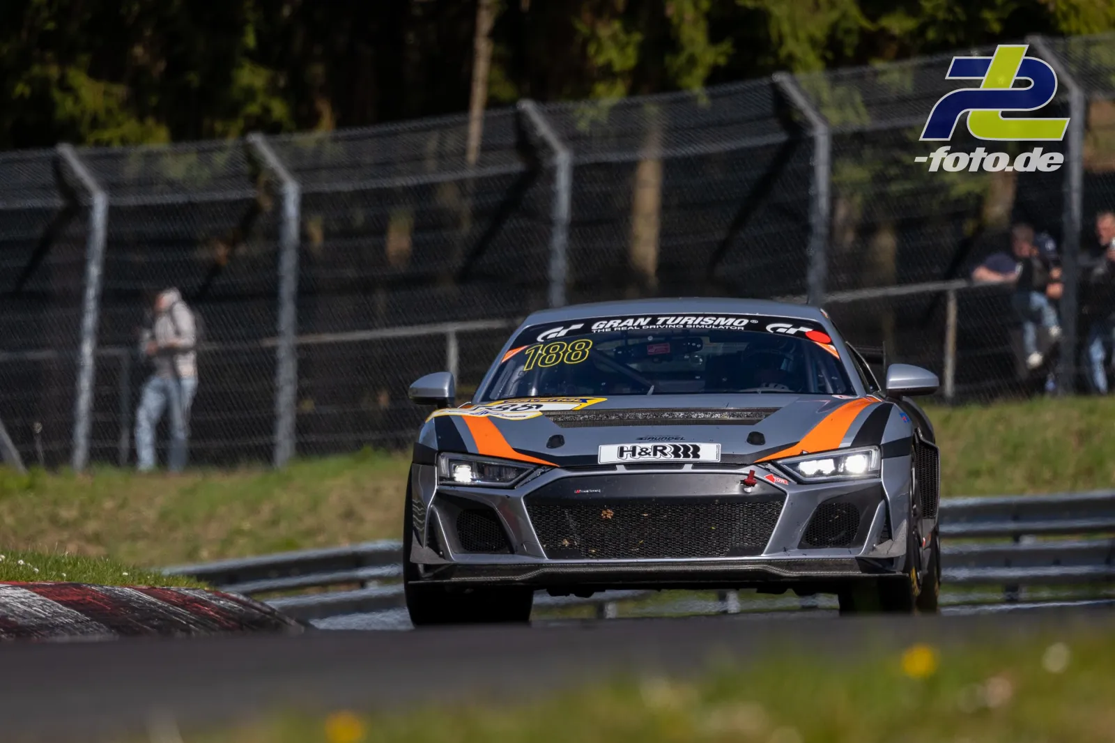 Audi R8 LMS GT4 Nummer 188 in grau-orange Lackierung auf der Nordschleife während des NLS-Rennens