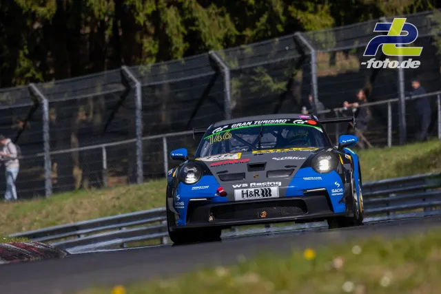 Porsche 911 GT3 Cup #146 in blau-grauer Lackierung in Kurve auf dem Nürburgring während NLS-Rennen, Zuschauer am Zaun.
