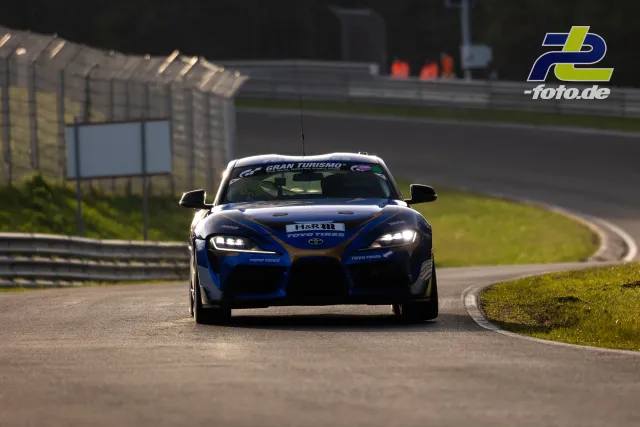 Toyota GR Supra in blau-weiß-orange auf der Nürburgring-Nordschleife während des Zeittrainings zur 57. Adenauer ADAC Rundstrecken-Trophy