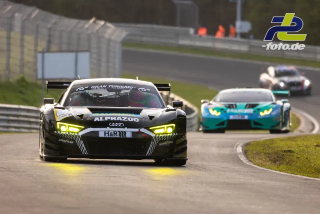 Audi R8 LMS GT3 mit Alphazoo-Lackierung führt im Zeittraining auf dem Nürburgring vor einem türkisfarbenen Lamborghini durch eine Kurvensektion.