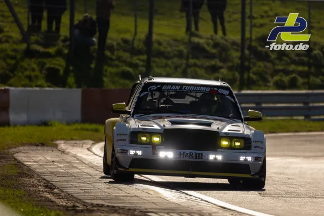 mit neongelben Akzenten im Zeittraining auf dem Nürburgring während der NLS.