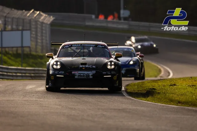 Drei GT-Rennwagen in der Kurve während des Zeittrainings auf dem Nürburgring, angeführt von einem schwarz-weißen Porsche.