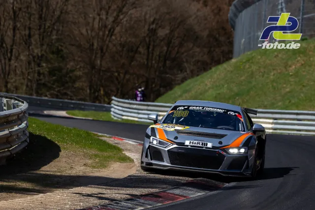 Audi R8 LMS Startnummer 188 in grau-oranger Lackierung in einer Kurve auf der Nordschleife des Nürburgrings bei der NLS.