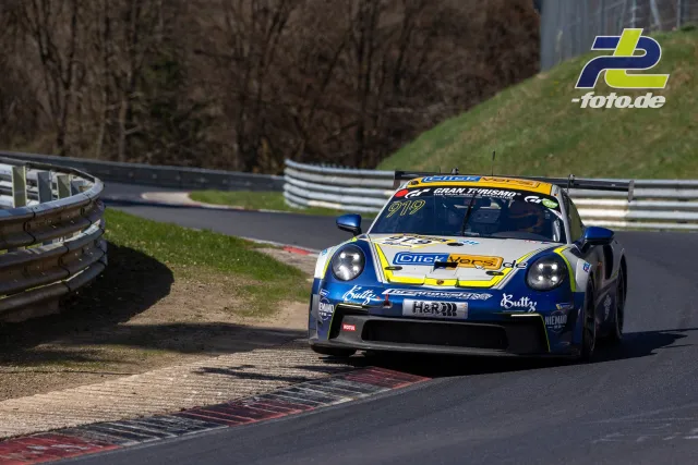 Porsche 911 GT3 Cup mit Startnummer 919 in blau-weißer Clickversand-Lackierung auf der Nürburgring Nordschleife
