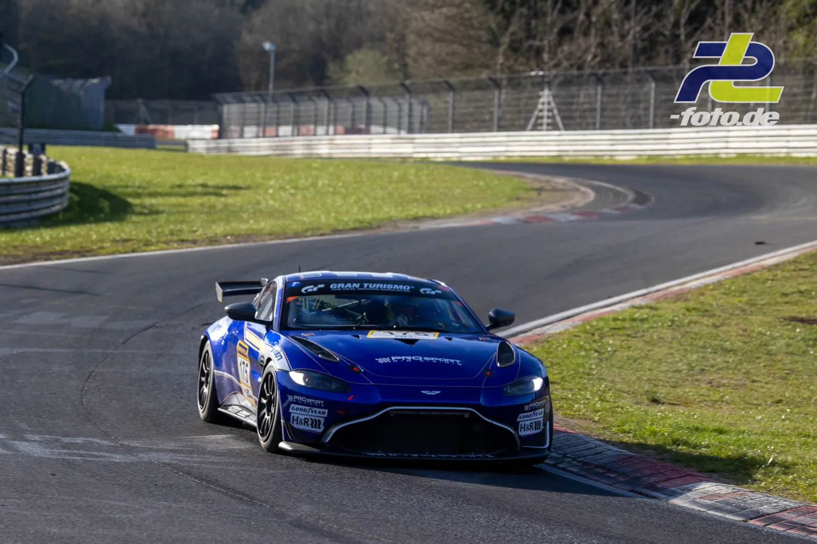 Blau-weißer Aston Martin Vantage GT4 #175 im Zeittraining auf der Nürburgring-Nordschleife bei Tageslicht.