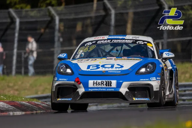 Porsche 718 Cayman GT4 mit Startnummer 918 und BGS-Lackierung in der Kurve während der NLS am Nürburgring