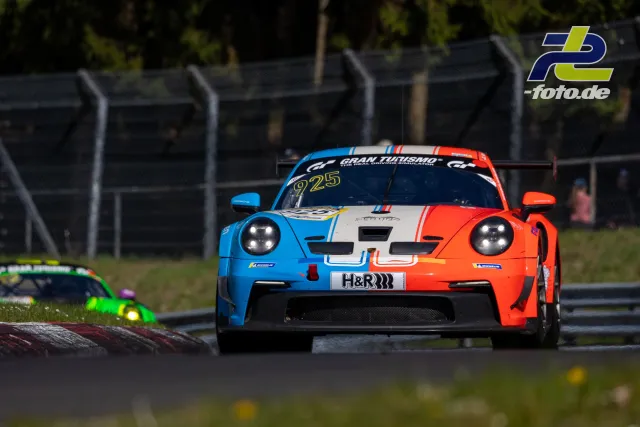 Porsche 911 GT3 R mit blau-weißer-oranger Lackierung und Startnummer 925 im Rennen auf dem Nürburgring
