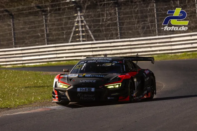 Audi R8 LMS GT3 #33 in schwarz-roter Lackierung durchfährt eine Kurve auf der Nordschleife beim NLS-Zeittraining am Nürburgring.