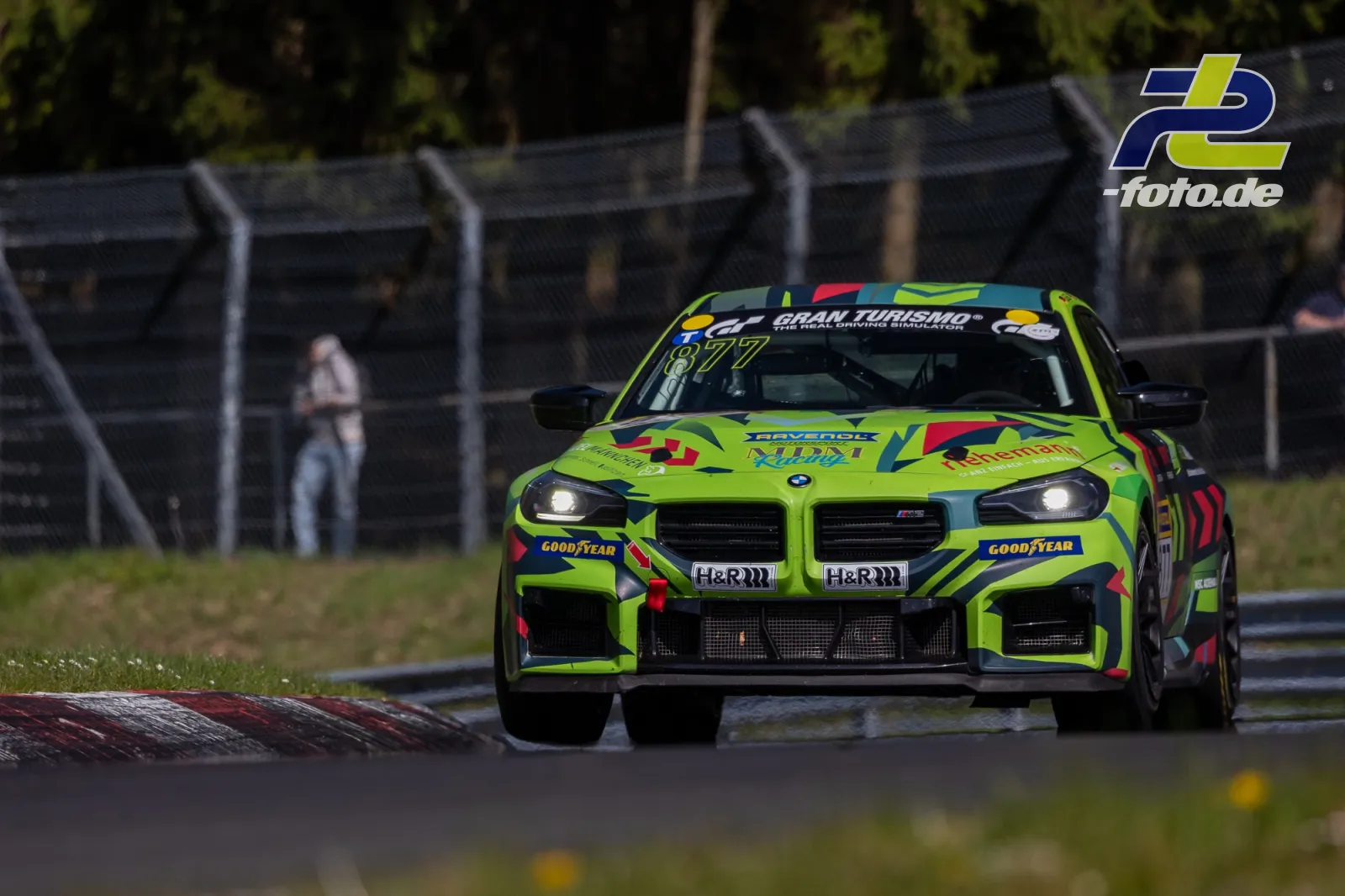 BMW M4 GT4 in grüner Lackierung mit Startnummer 877 auf der Nordschleife während des NLS-Rennens.