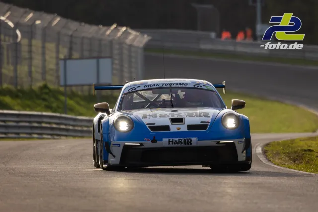 Porsche 911 GT3 R in blau-weißer H&R-Lackierung während des Zeittrainings auf dem Nürburgring bei der NLS.