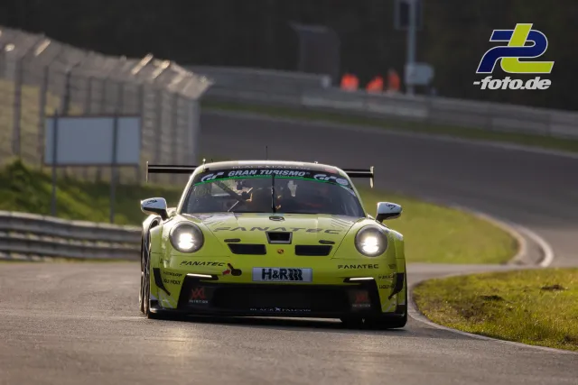 Porsche 911 GT3 R in neongelber FANATEC-Lackierung auf der Nordschleife beim Zeittraining zur 57. Adenauer ADAC Rundstrecken-Trophy.